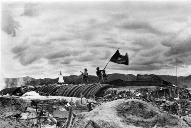 The flag “To fight, To win' on the roof of General De Castries’ bunker on the afternoon of May 7, 1954. (File Photo: VNA)
