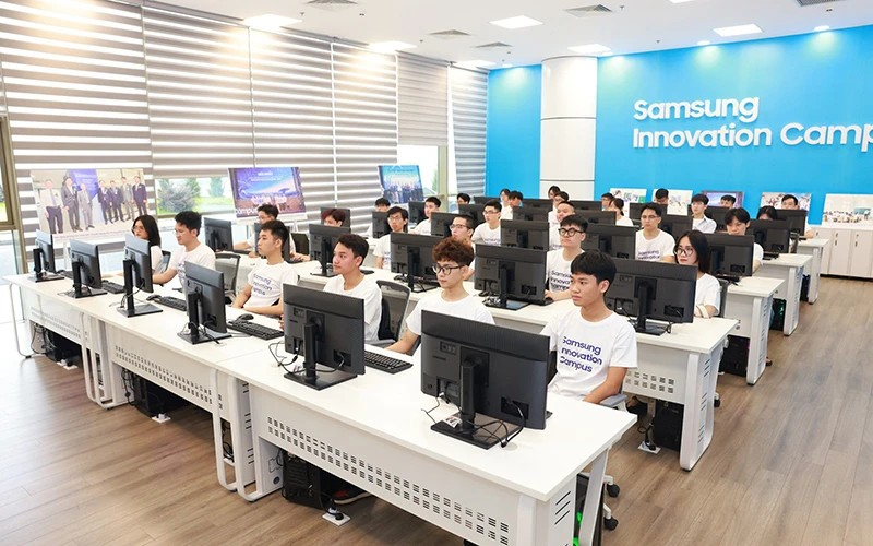 The Vietnam National Innovation Centre (NIC) and Samsung Vietnam officially kick-start a technology talent development programme called ‘Samsung Innovation Campus (SIC)’ for the academic year 2023-2024 in Hanoi on May 3. (Photo: nhandan.vn)