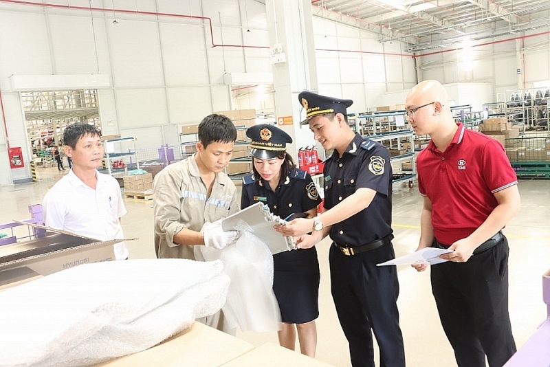 Ninh Binh Customs officials (Ha Nam Ninh Customs Department) guide businesses to implement regulations in the customs field. Photo: H.Nu