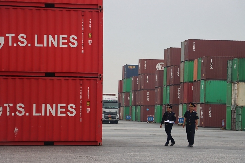 Budget revenue from import-export activities in April rose significantly. Photo: T.Binh.