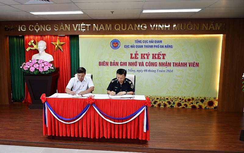 Director of Da Nang Customs Department Quanh Dang Hoa and businesses signed a memorandum of understanding and recognized members.