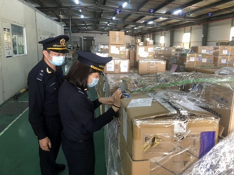 Ha Nam Customs officer inspects goods at the enterprise headquarters. Photo: H.Nụ