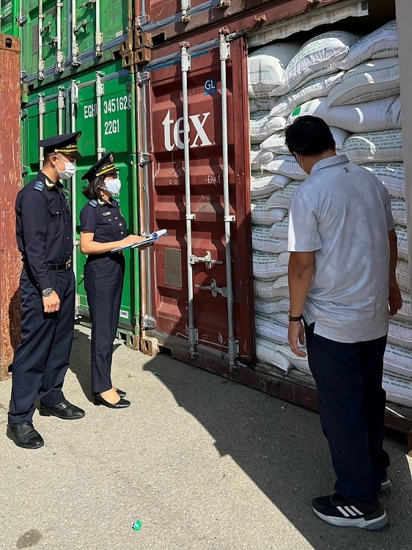 Can Tho Customs officers inspect import and export goods. Photo: Ong Van Hien