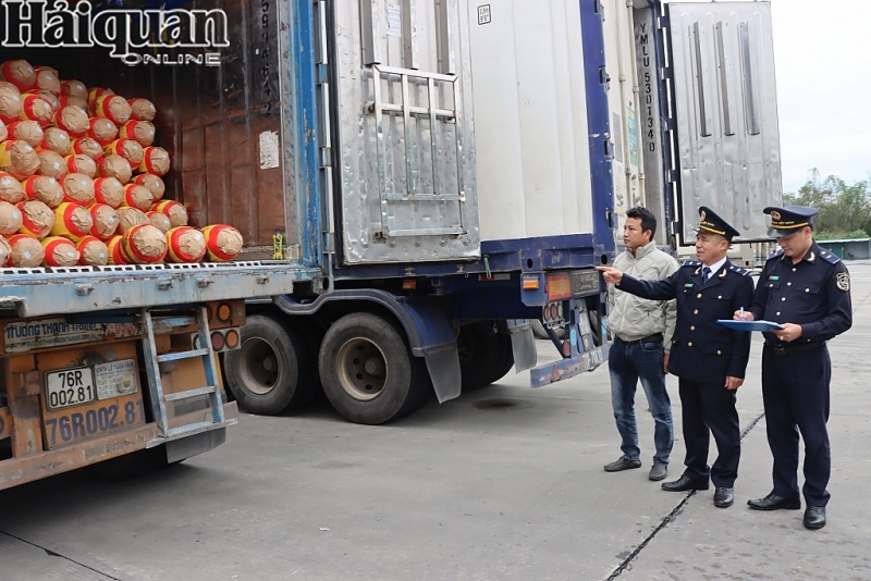 Vegetables and fruits are one of the five billion-dollar export groups to China in the first 4 months of the year. In the photo: customs officers of Mong Cai Customs Branch (Quang Ninh Customs Department) inspected fresh jackfruit products exported to China. Photo: T.Bình.