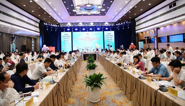 At the meeting (Photo: chinhphu.vn)