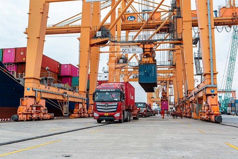 Import - export activities took place at Tan Vu port. Photo provided by Hai Phong port 