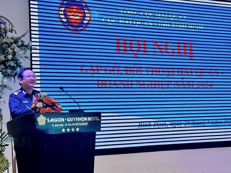 Director of Binh Dinh Customs Department Le Van Nhuan shared with businesses. Photo: T.H