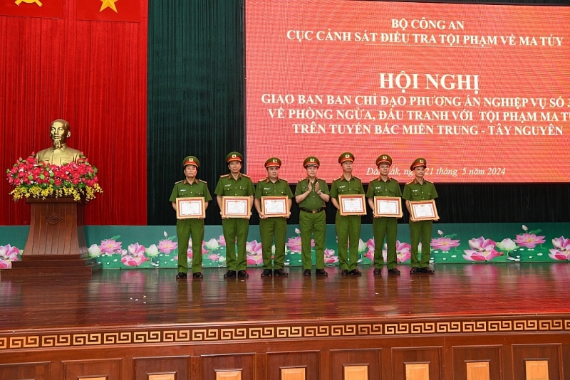 Lieutenant General Nguyen Van Vien awarded prizes to groups and individuals with achievements in drug prevention and combat. Photo: C04.