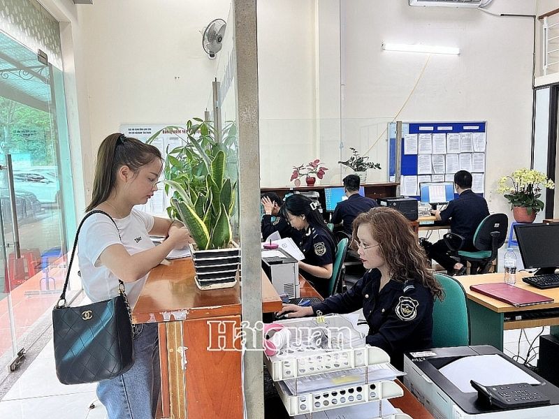 Tan Thanh Customs Branch arrange customs officers to perform task to receive and handling procedure for enterprises up to 10PM-11PM. Photo: H.Nụ