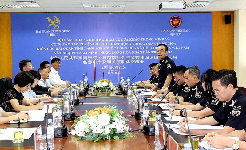 On July 28, 2023, Lang Son Customs Department (Vietnam Customs) held a meeting with Nanning Customs (China Customs) to share the results achieved in cargo clearance activities between the two sides' border gates. Photo: Tô Hà