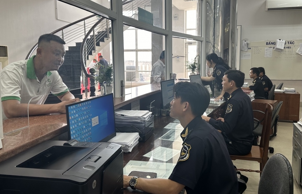 Binh Dinh Customs answered many questions about customs procedures for enterprises