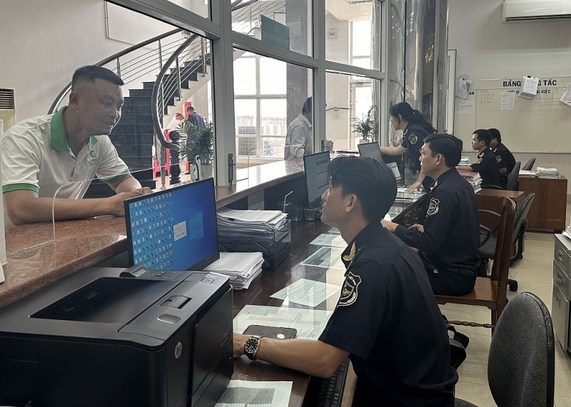 Binh Dinh Customs officers carried out procedures for enterprises. Photo: T.H