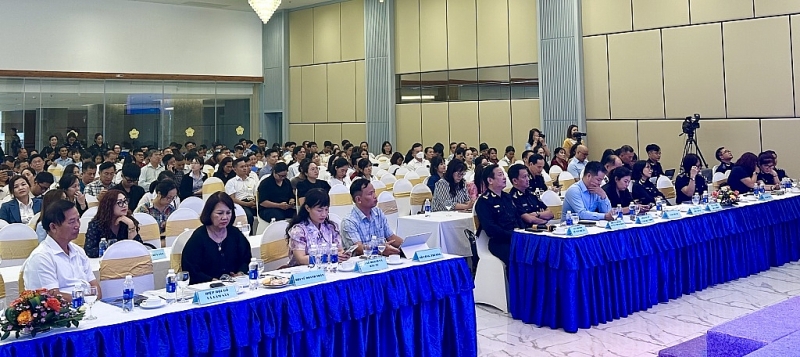 Enterprises participated in the dialogue held by Binh Dinh Customs Department. Photo: T.H