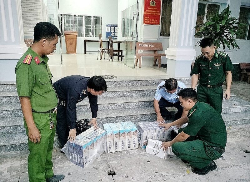 An Giang province's interdisciplinary anti-smuggling force seizes smuggled cigarettes on May 8, 2024. Photo: N.T