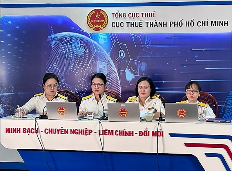 Officials of the Ho Chi Minh City Tax Department answer questions from businesses about tax finalization at an online conference on March 27, 2024. Photo: T. Diu