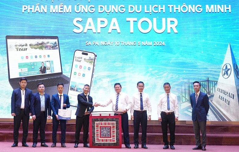 Representatives from agencies are at the launching ceremony of the app 'Sapa Tour' to promote tourism in resort town of Sa Pa in northern province of Lao Cai. (Photo: nhandan.vn)
