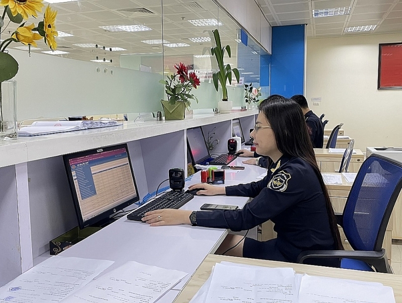 Customs officials of Hanoi Customs Department at work. Photo: N.Linh