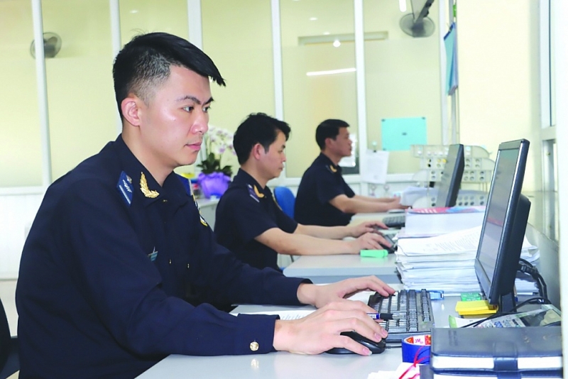 Customs officers of Ta Lung border gate Customs Branch (Cao Bang Customs Department) at work. Photo: T.Binh