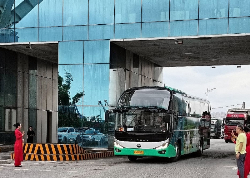 An entry passenger bus goes through Bac Luan Bridge II Customs Clearance Entrance