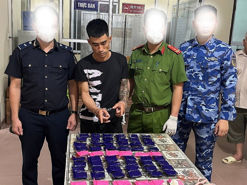 Police, Coastal Guard and Customs forces cooperated to stop a person transporting nearly 12,000 tablets of drug in Dong Hoi City (Quang Binh province)