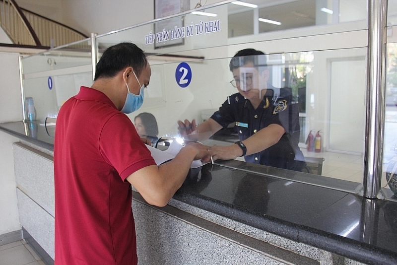 Dong Nai Customs officers provide procedural guidance to businesses. Photo: N.H