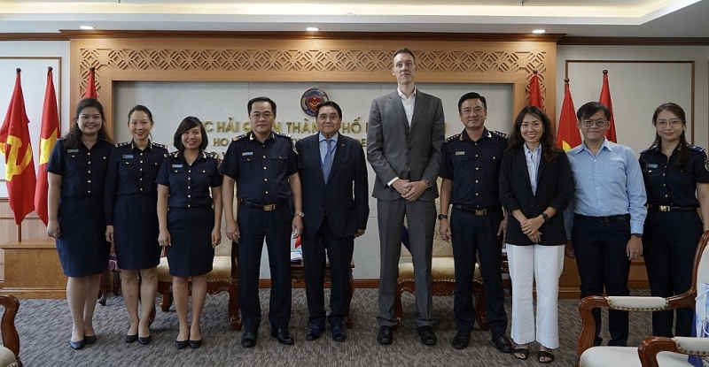 EuroCham's delegation took souvenir photos with Ho Chi Minh City Customs Department