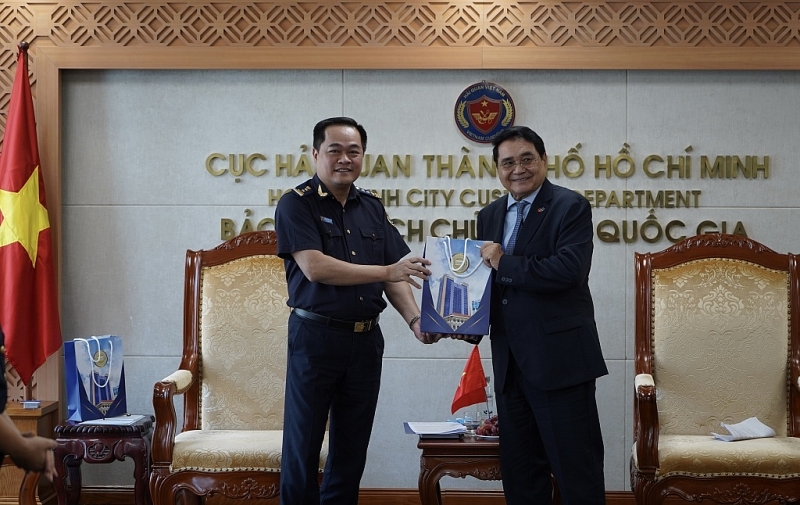 Director Nguyen Hoang Tuan presented a souvenir to Mr. Jean Jacques Bouflet, Vice President of EuroCham