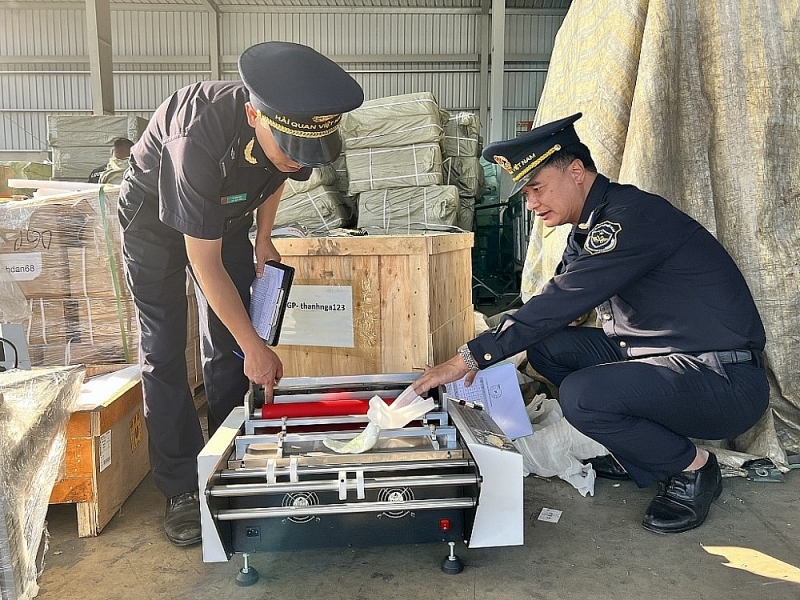 Huu Nghi Customs officers inspect imported goods. Photo: Hanoi