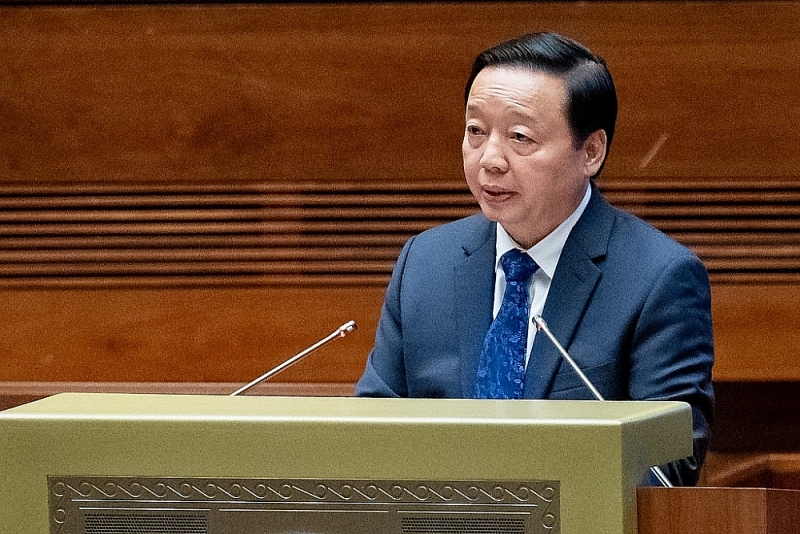 Deputy Prime Minister Tran Hong Ha spoke about a number of contents related to the groups of questioned issues. Photo: Quochoi.vn