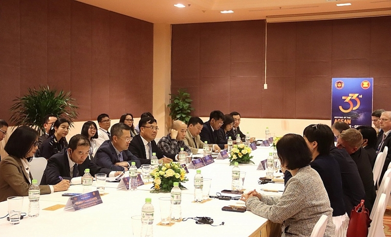 Deputy Director General Nguyen Van Tho chairs a meeting with the EU-ASEAN Business Council on the afternoon of June 5.