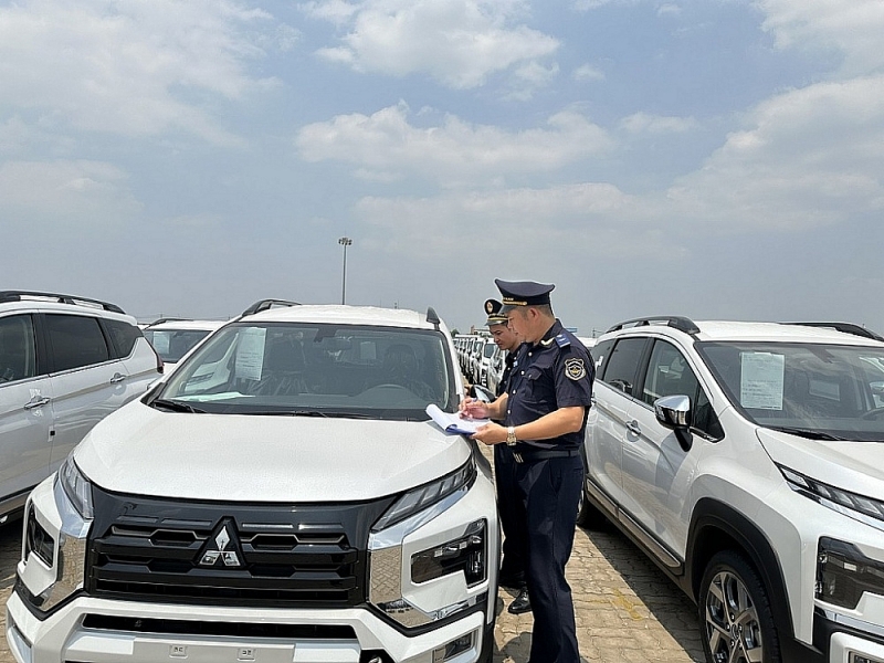 Officials of Hiep Phuoc Port Border Gate Customs Sub-department carry out procedures for imported cars. Photo: T.H