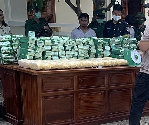  On May 26, 2024, Nam Giang International Border Gate Customs Branch (Quang Nam Customs Department) coordinated with competent forces to arrest the transportation of nearly 200 kg of drugs from Laos to Vietnam.