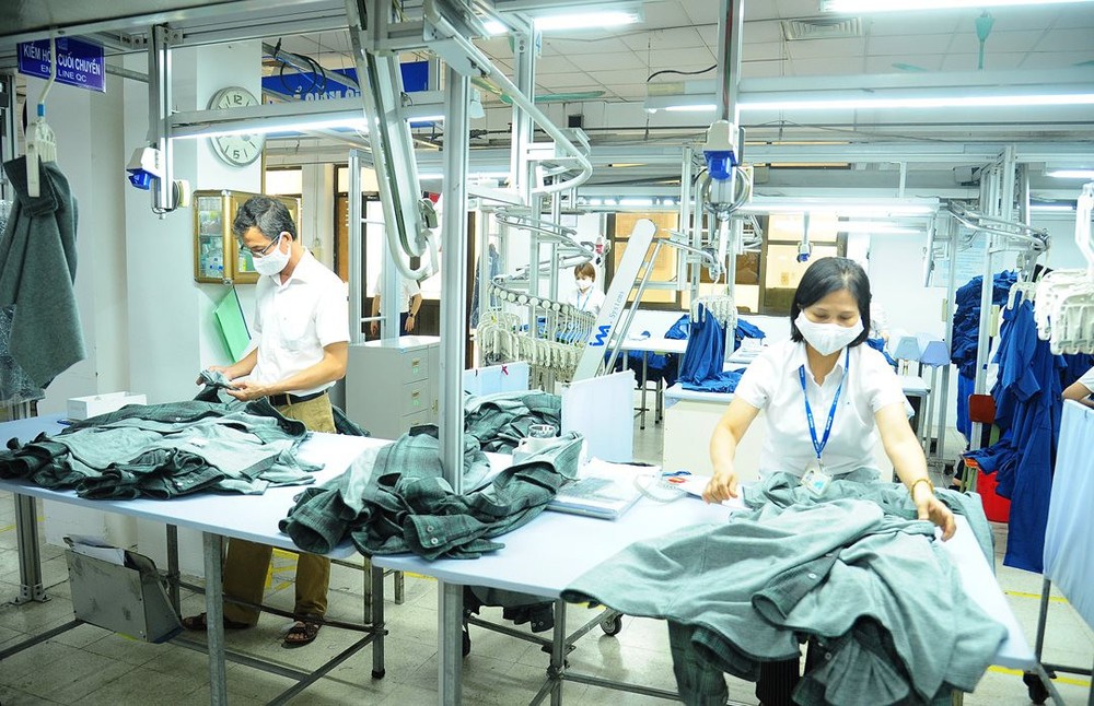 The garment-textile sector sees rosy signs in May and the first five months. (Photo: VNA)