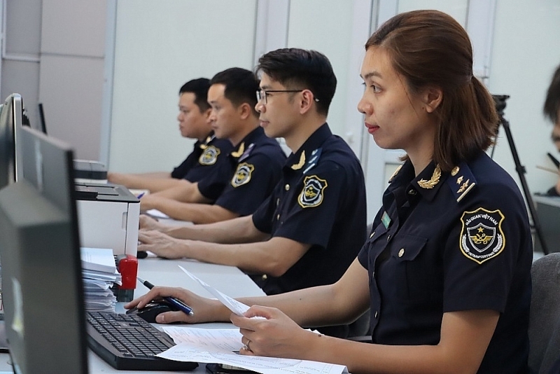 Customs officers of Tra Linh Border Gate Customs Branch at work (Cao Bang Customs Department). Photo: Thai Binh