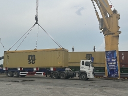 Import-export businesses reduce costs thanks to the customs clearance location at Thanh Phuoc Port