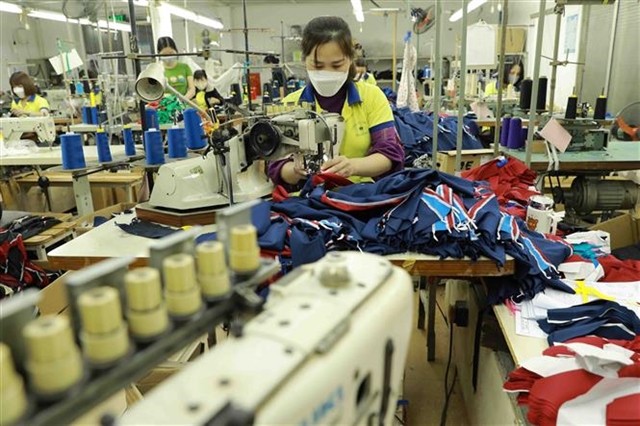 A worker making products for export at a plant in Hanoi (Photo: VNA)