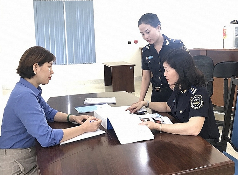 Ninh Thuan Customs Branch instructed enterprise to carrry out export procedures. Photo: T.H