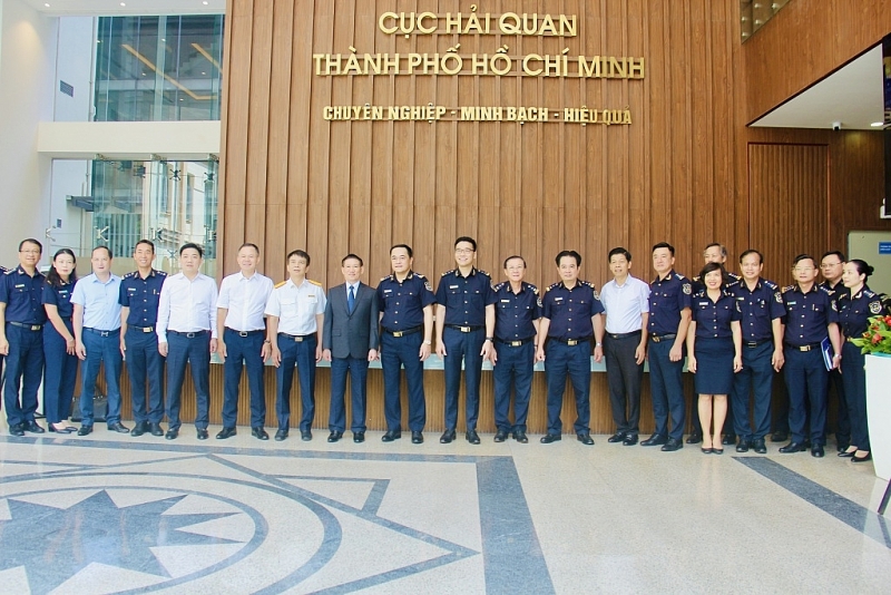 The Minister and the delegation take photos with leaders of Ho Chi Minh City Customs Department. Photo: T.H