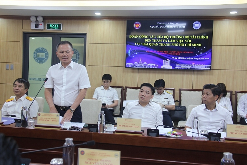 Deputy Director General of the General Department of Customs Dinh Ngoc Thang speaks at the working session. Photo: T.H