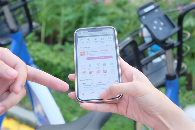 Payment transaction via e-wallet for bike rental service in Da Nang City. (Photo: VNA)
