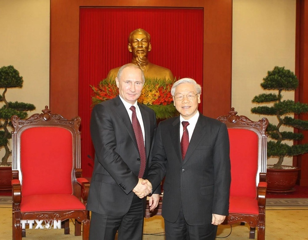 Party General Secretary Nguyen Phu Trong (right) receives President Vladimir Putin who is on a state visit to Vietnam in November 2013. (Photo: VNA)