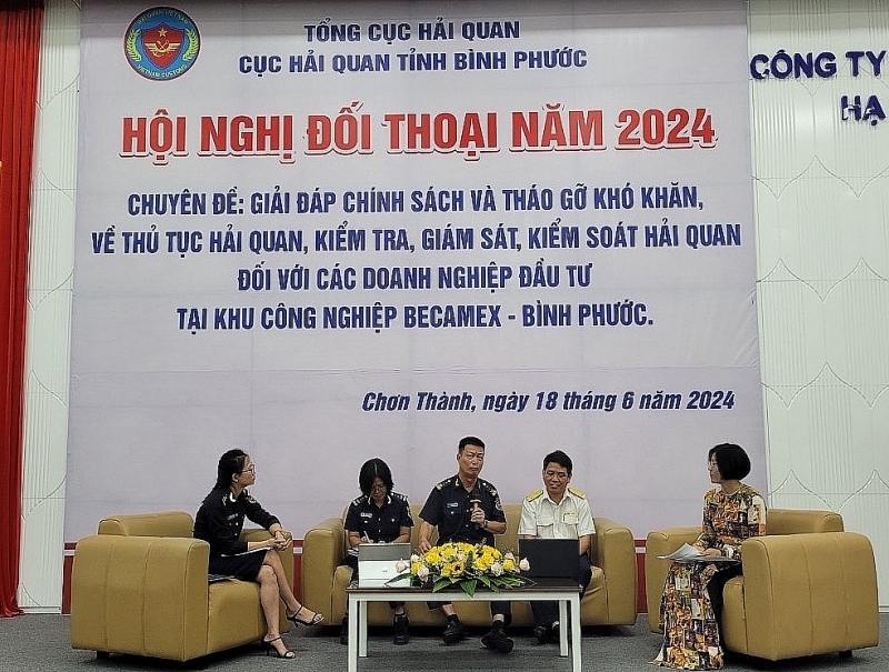 Director of Binh Phuoc Customs Department Nguyen Van Lich directly answered businesses' problems. Photo: N.H