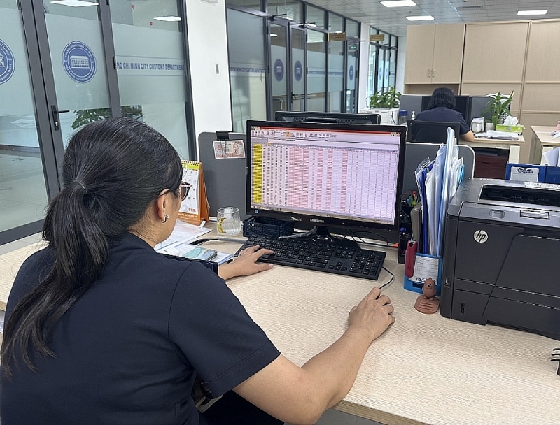 Civil servants of the Import-Export Tax Division of Ho Chi Minh City Customs Department review and classify tax debts. Photo: T.H