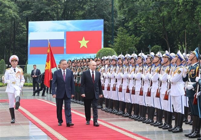 President To Lam (left) and President Vladimir Putin review the Honour Guard of the Vietnam People's Army in Hanoi on June 20. (Photo: VNA)