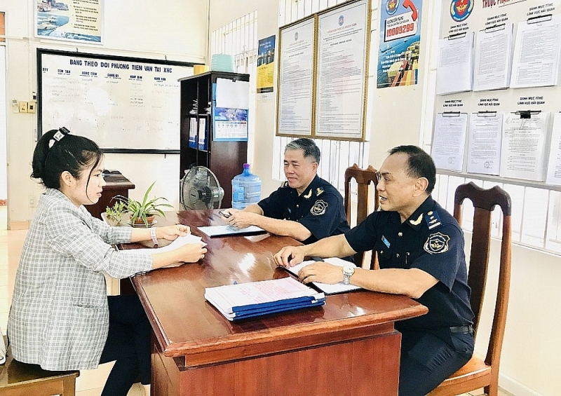 Leaders of Cam Ranh Port Customs Branch discussed and guided procedures for businesses. Photo: T.H