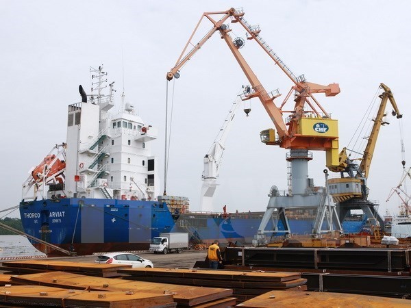 Loading goods for export at Hai Phong port (Photo: VNA)