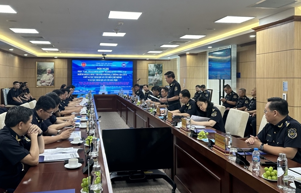 Hanoi and HCM City Customs shared experiences in anti-drugs