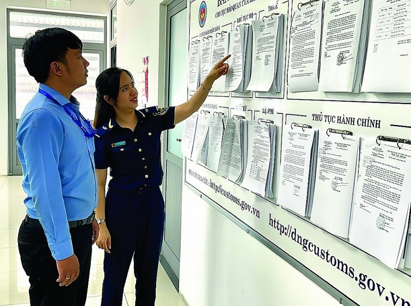 Officials of Da Nang Customs Department guide businesses to look up policies. Photo: N.Linh