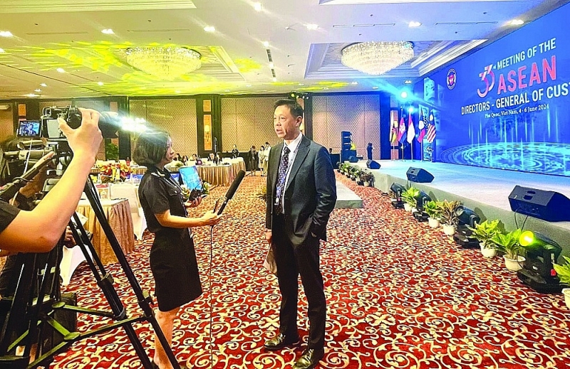 Reporter Hoang Loan (Customs Magazine) at the 33rd Meeting of the ASEAN Directors-General of Customs (June 4 to 6, 2024 in Phu Quoc City, Kien Giang province). Photo: Tran Anh