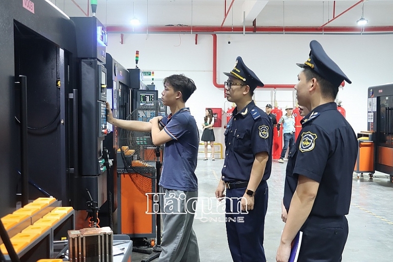 Officials of Ha Nam Customs Branch inspect the operation of machinery lines at export processing enterprises. Photo: H.Nu